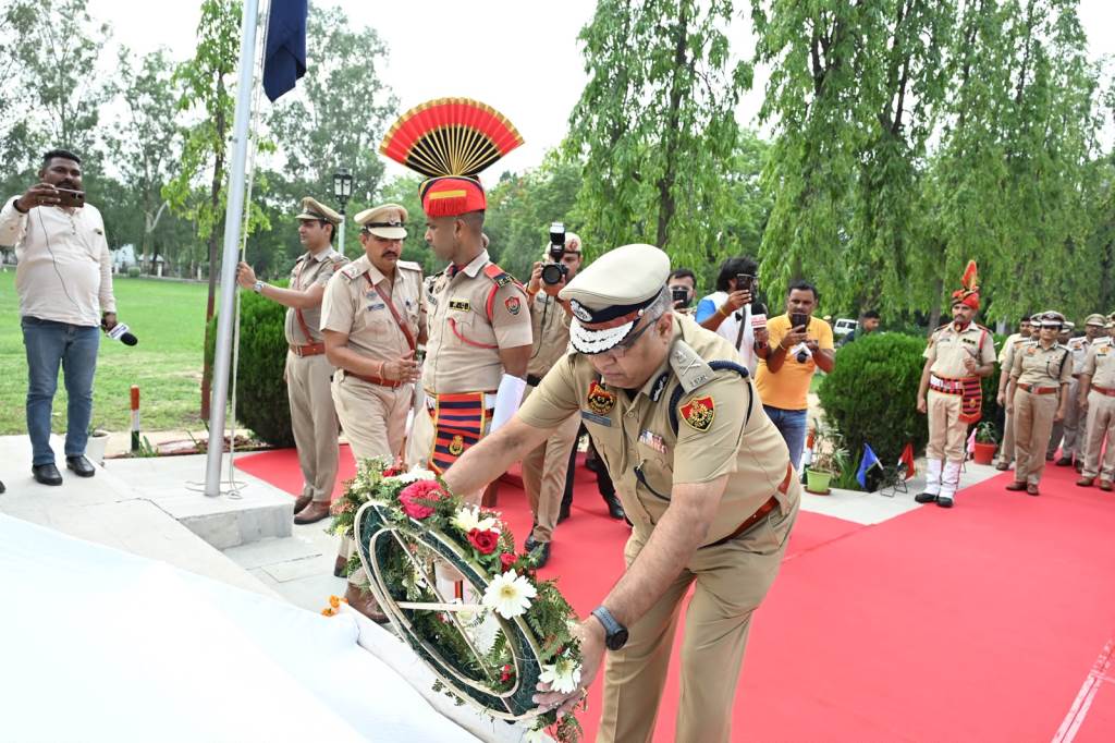 DGP Ajay Singhal pays tribute to 82 immortal heroes by laying a wreath at the Police Martyrs Memorial